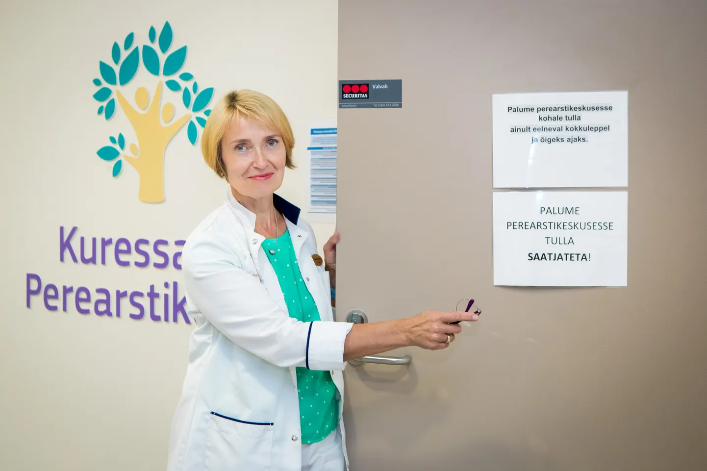 JÄRGIME REEGLEID: Dr Mari Soots viitab perearstikeskuse uksel olevatele meeldetuletustele, mida ta koos kolleegidega palub meie kõigi tervise huvides arvesse võtta.
