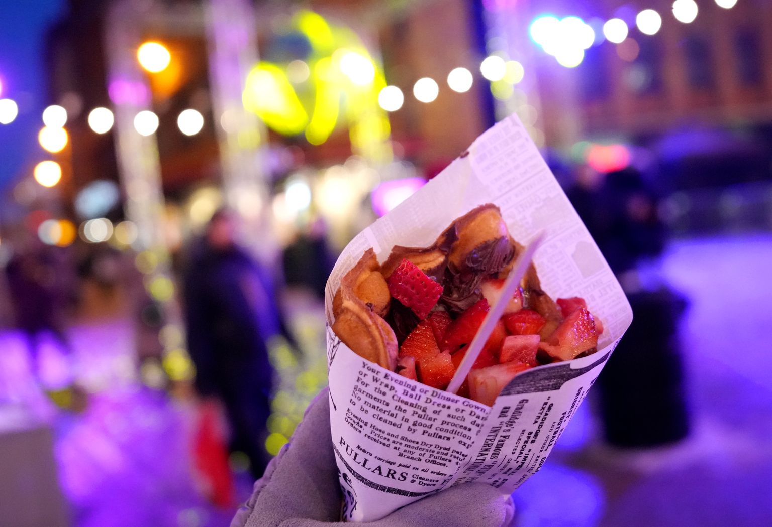 "Vecrīgas modināšanas nedēļas" ietvaros notiek "Street Food" festivāls Kaļķu un Vaļņu ielu krustojumā.