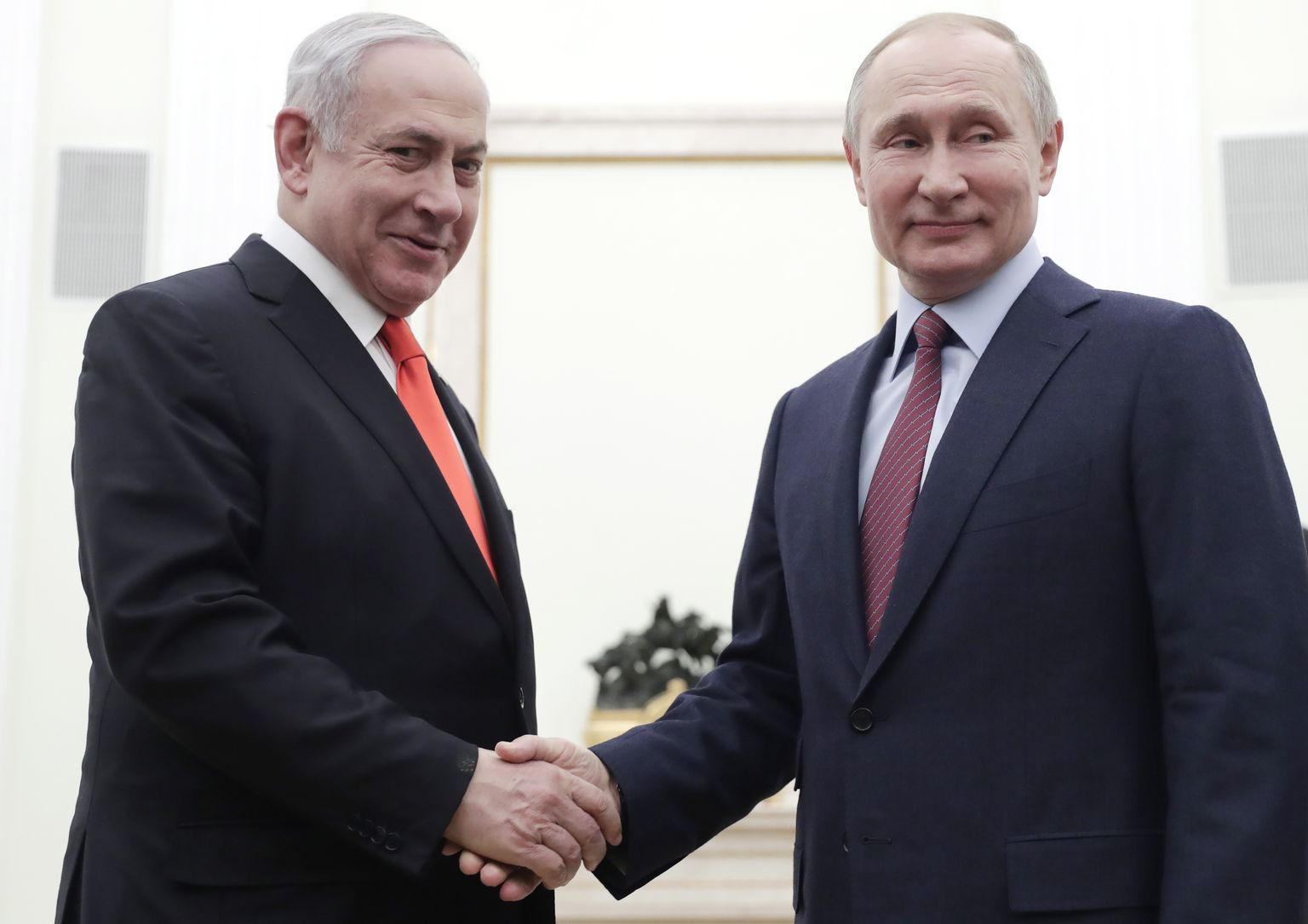 Премьер-министр Израиля Биньямин Нетаньяху и Путин радуются встрече в Московском Кремле, 30 января 2020 года.
