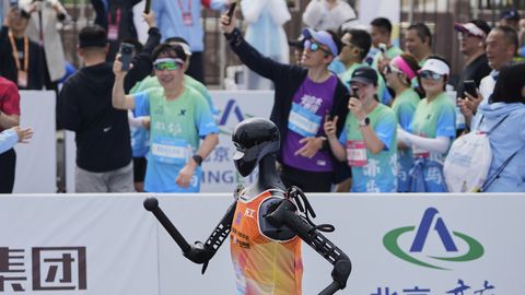 VIDEO ⟩ Ķīnā cilvēkveidīgu robotu komandas trenējas pusmaratonam