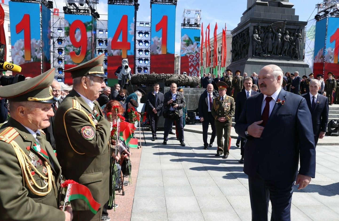 Aljaksandr Lukašenka tervitamas Teise maailmasõja veterane tänavu 9. mai paraadil. 