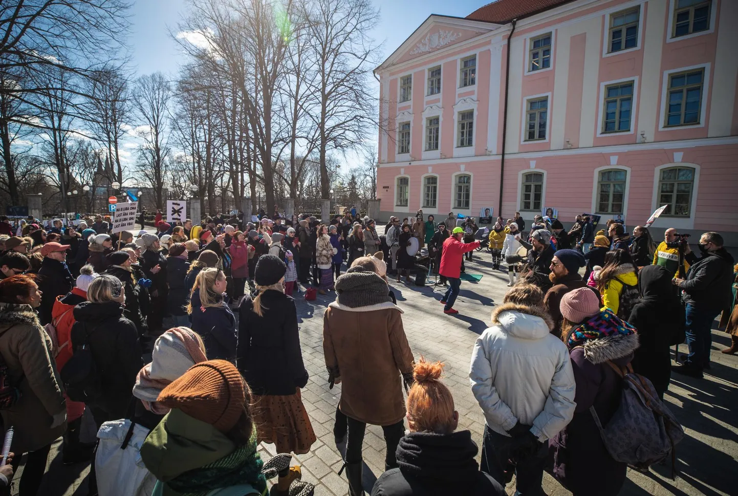 Politseiriigi, koroonapiirangute ja seaduseelnõu 347 SE vastane meeleavaldus Toompeal Riigikogu esisel platsil.