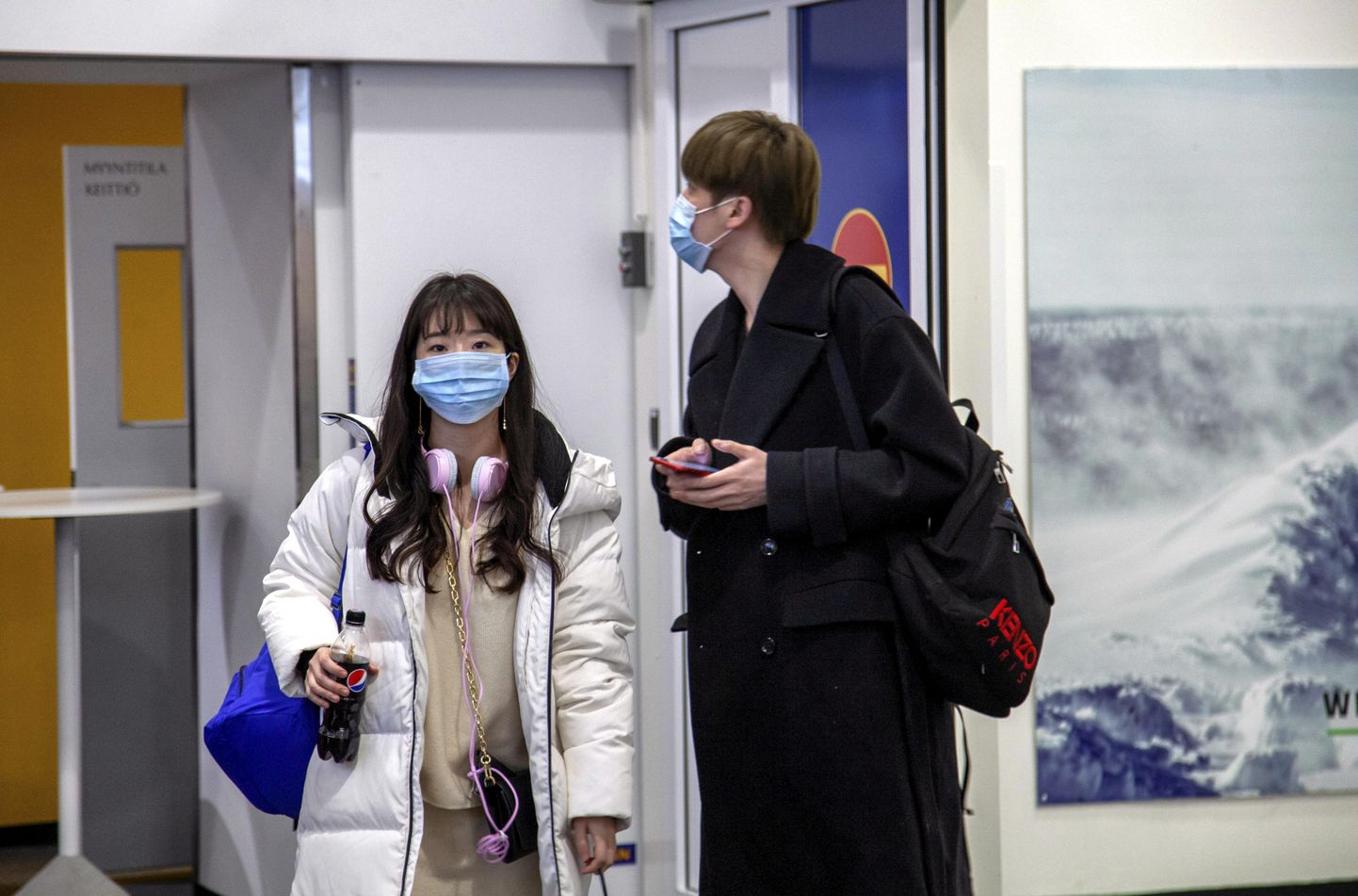 Maske kandvad reisijad Ivalo lennujaamas.