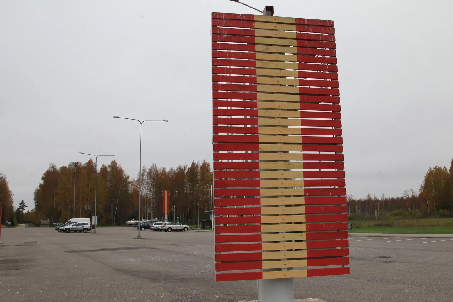 Paat pukseeriti Laaksaare sadamasse.