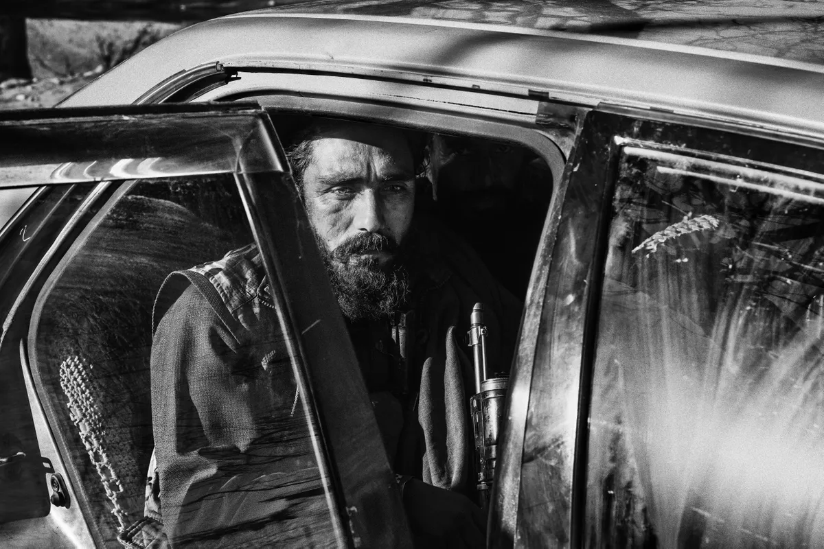 Talibani võitleja oma autos Khogyanis Afganistanis. 11. detsembri hommik 2019.