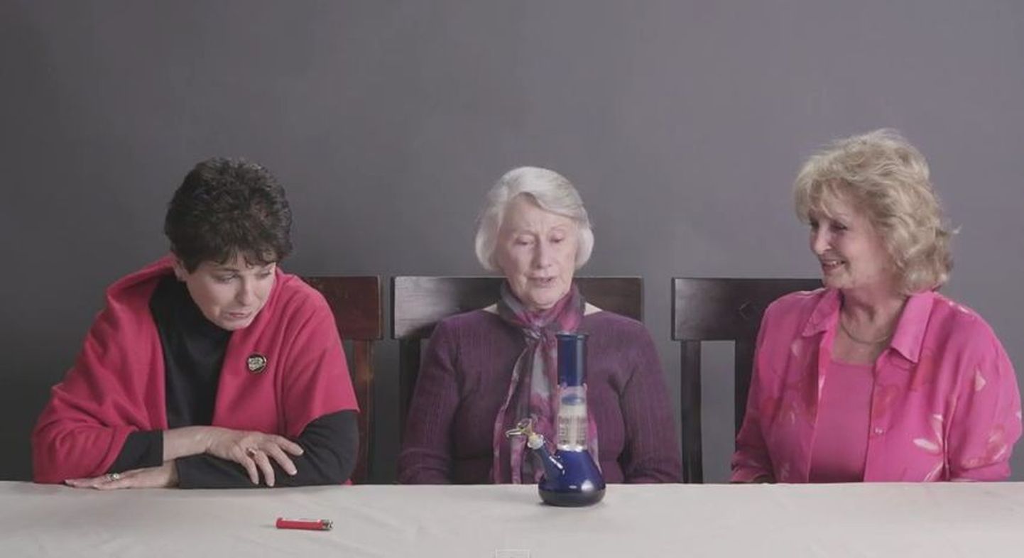 Vanaemad kanepit suitsetamas