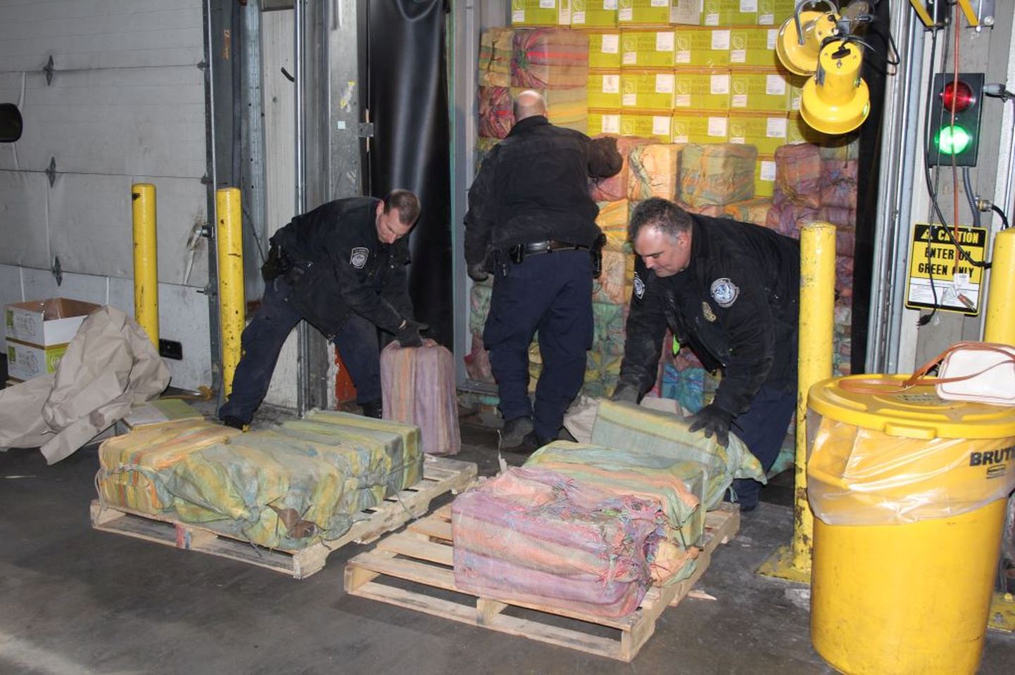 USA ametivõimud konteinerist kokaiini maha laadimas.
