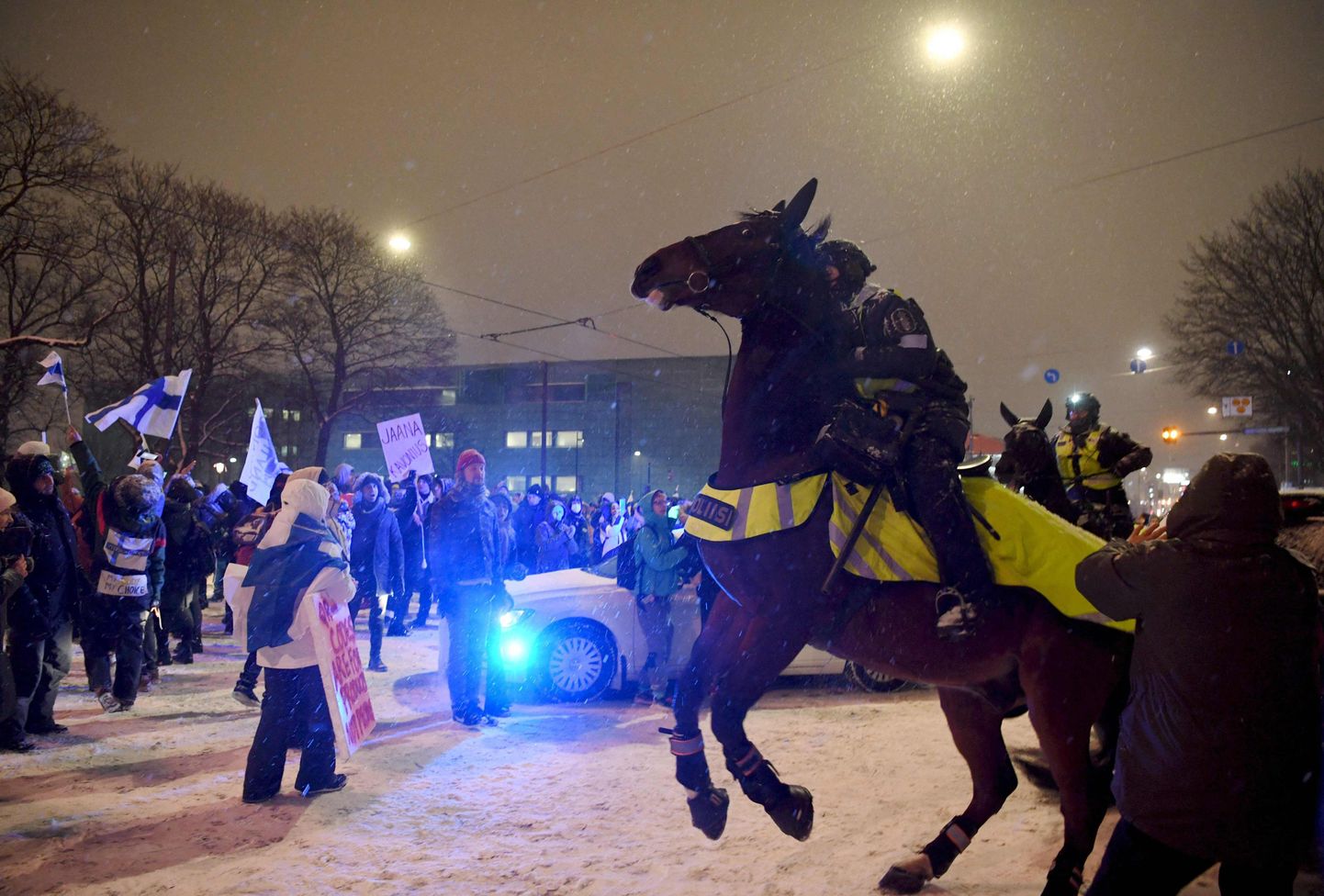 Ratsapolitseinikud Helsingis 2022. aasta veebruaris koroonapiirangute vastasel meeleavaldusel.