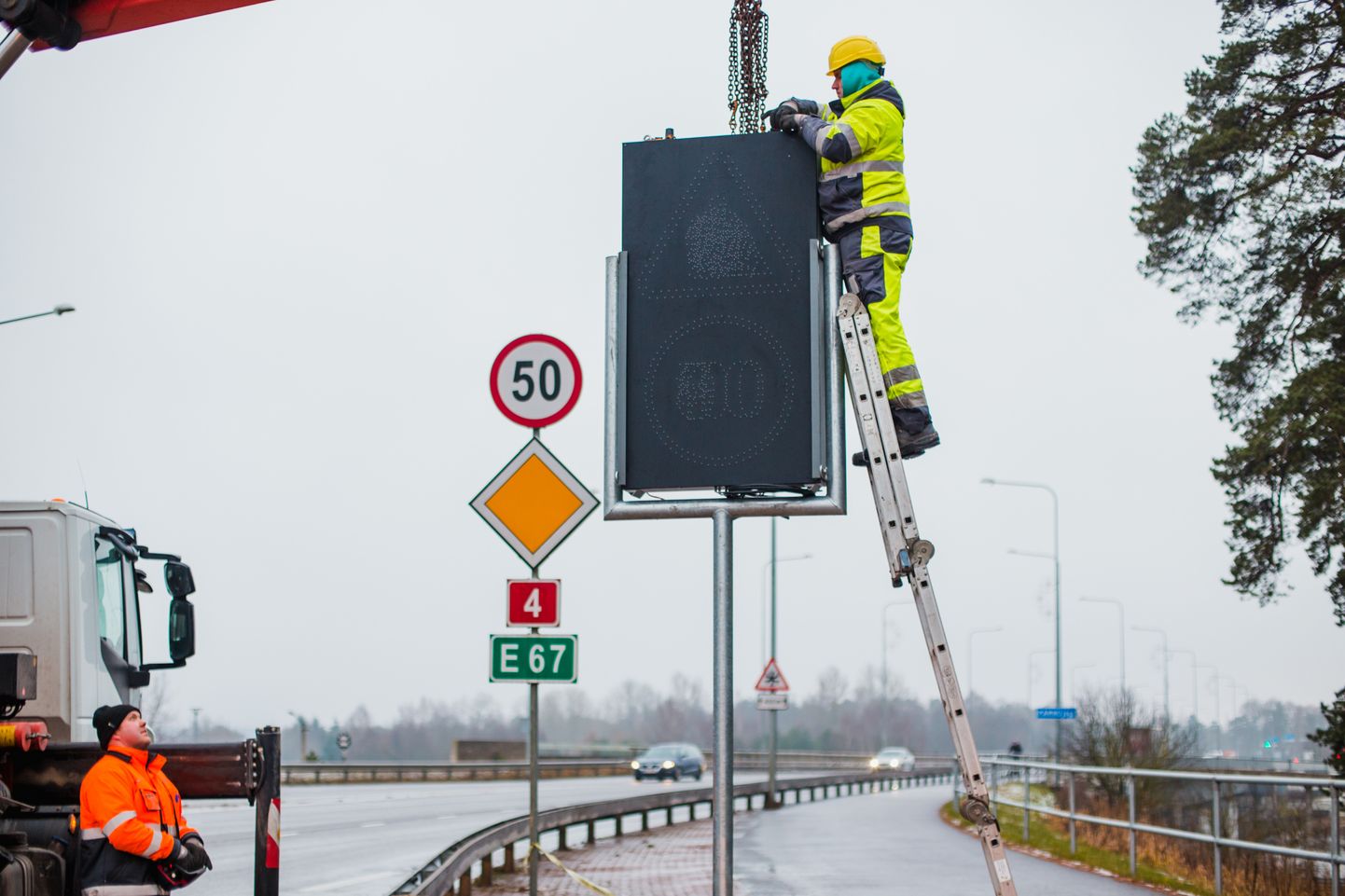 Elektroonilise liiklusmärgi paigaldamine Pärnus Papiniidu silla juures.