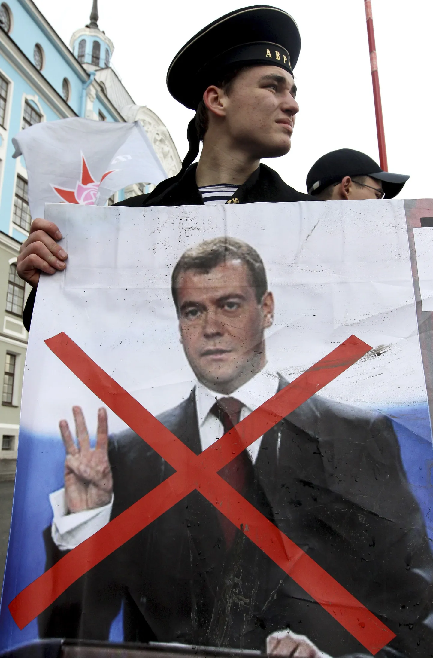 Kommunistide toetaja Dmitri Medvedevit ei soosi. Pilt on tehtud 7. novembril Peterburis Oktoobrirevolutsiooni auks korraldatud rongkäigul.