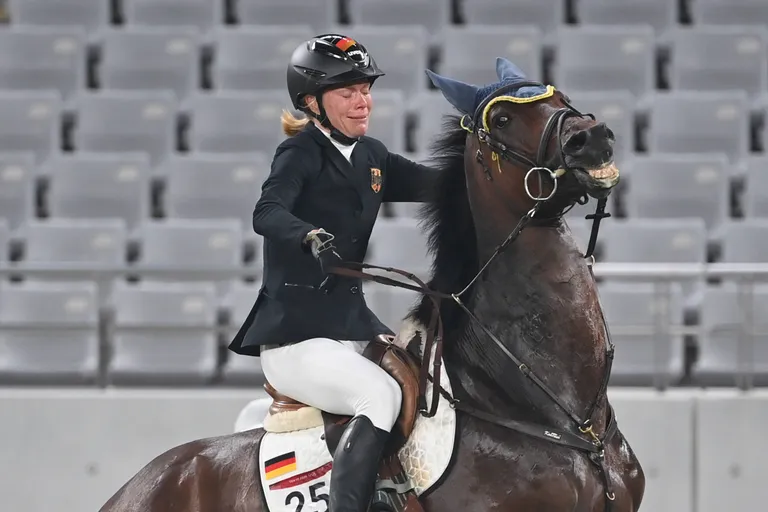 Kullakursil liikunud Annika Schleu nutab pärast ebaõnnestunud ratsutamist.