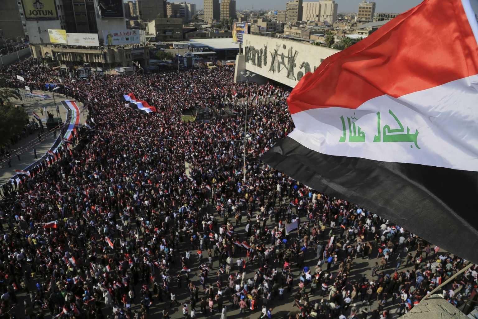 Iraagi inimesed Bagdadis koos oma riigi lipuga. Pilt on illustratiivne.