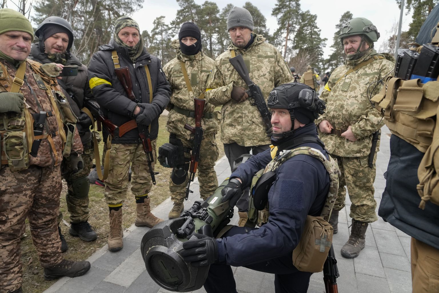 Ukraina kaitsejõud õpivad kasutama NLAW tankitõrjerelva Kiievi lähistel.