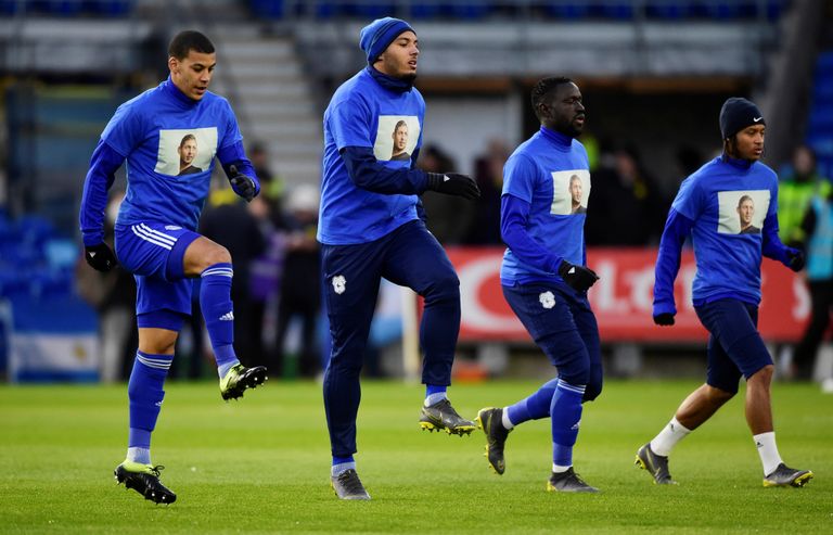 Cardiff City jalgpallurid kannavad mälestamiseks soojendussärkidel Emiliano Sala pilti, 02.02.2019.