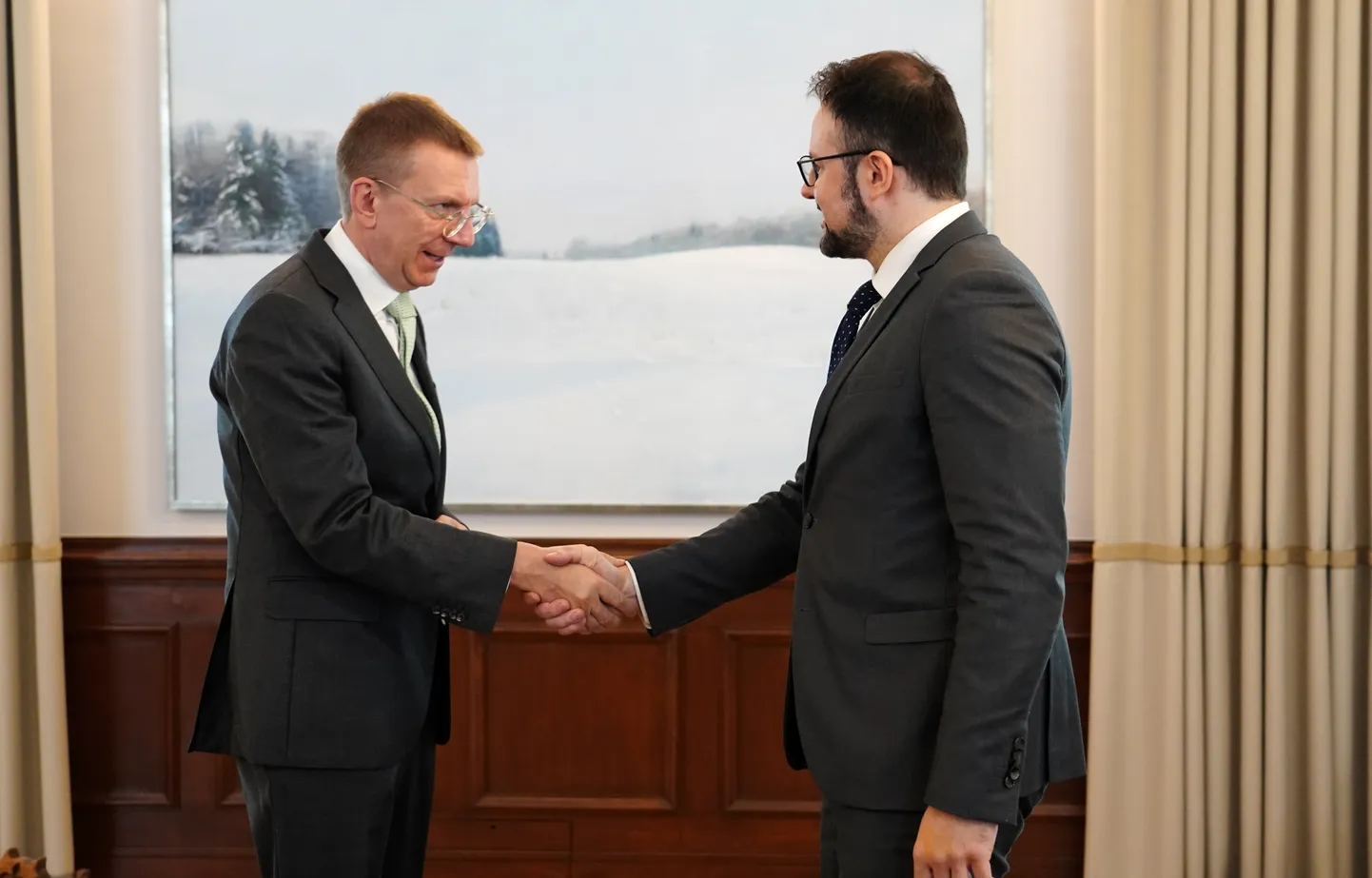 Министр сообщения Каспар Бришкенс (справа) на встрече с президентом Латвии Эдгаром Ринкевичем.