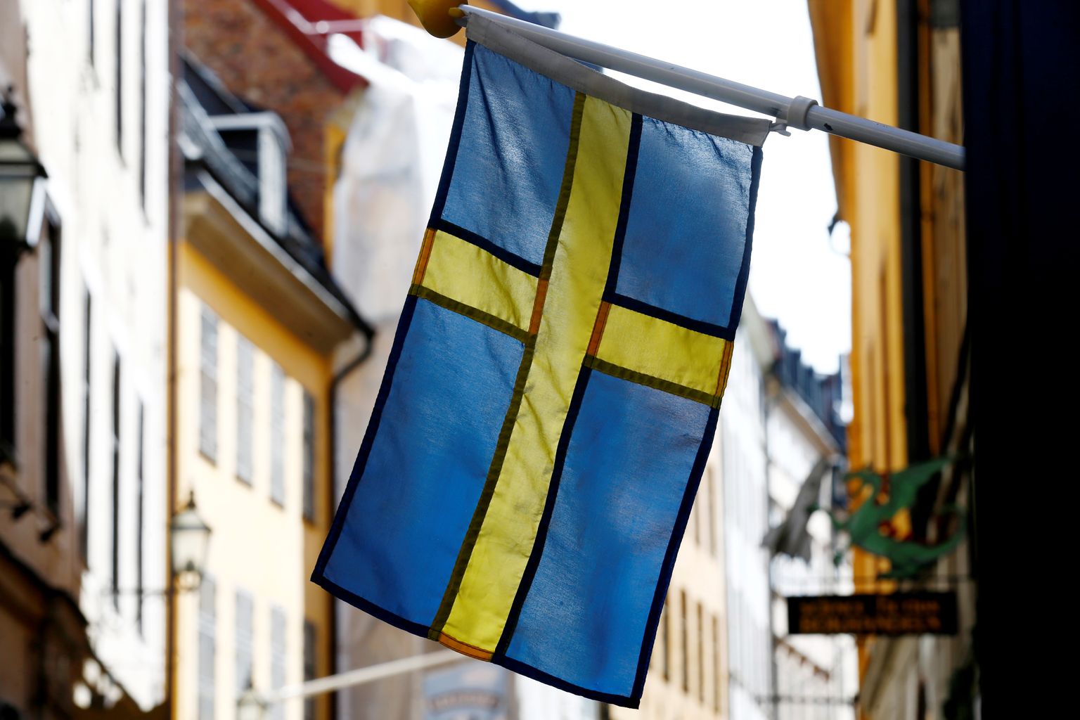Rootsi lipp lehvimas Stockholmi vanalinnas.