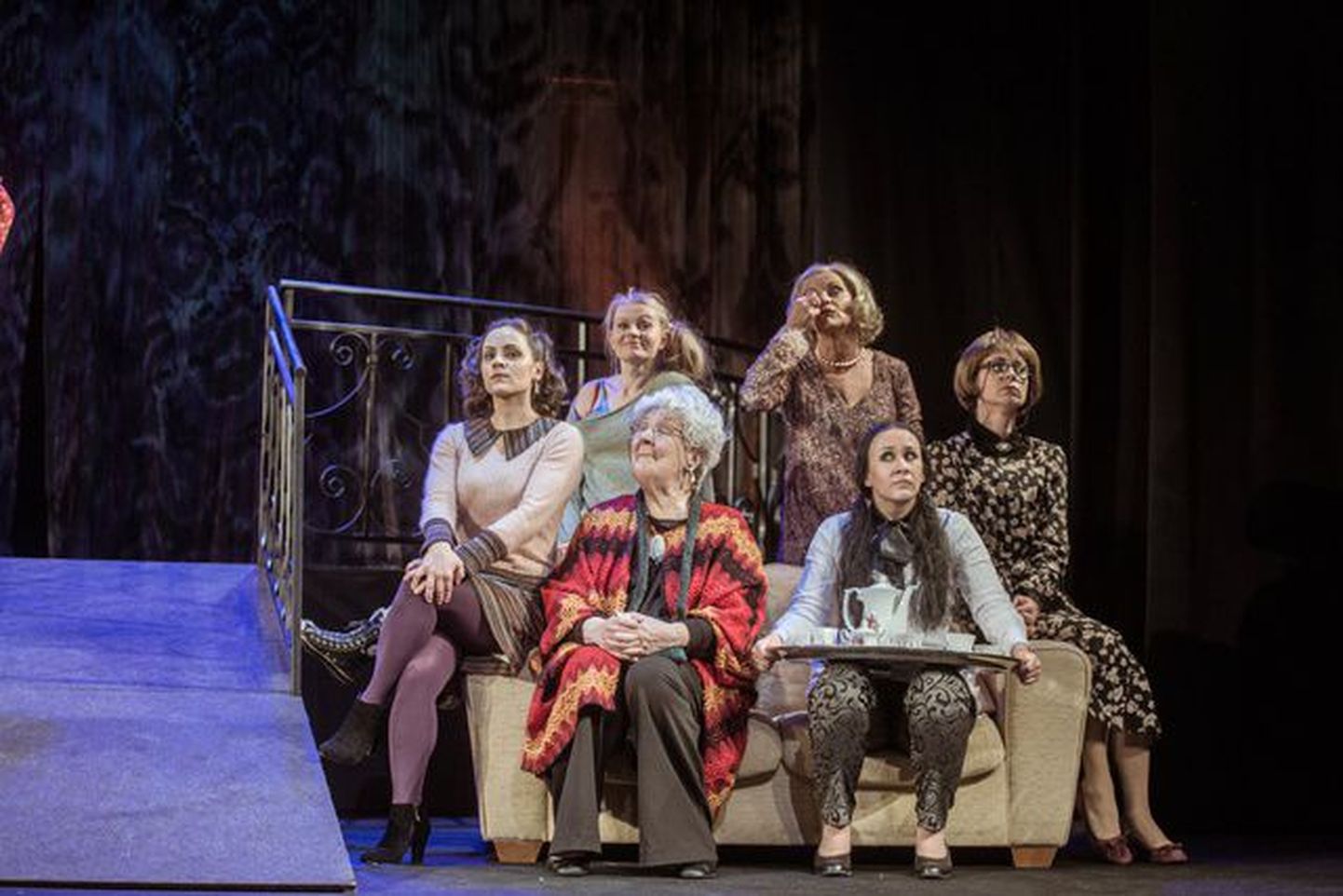 Hetk Rakvere teatri lavastusest "8 armastavat naist."