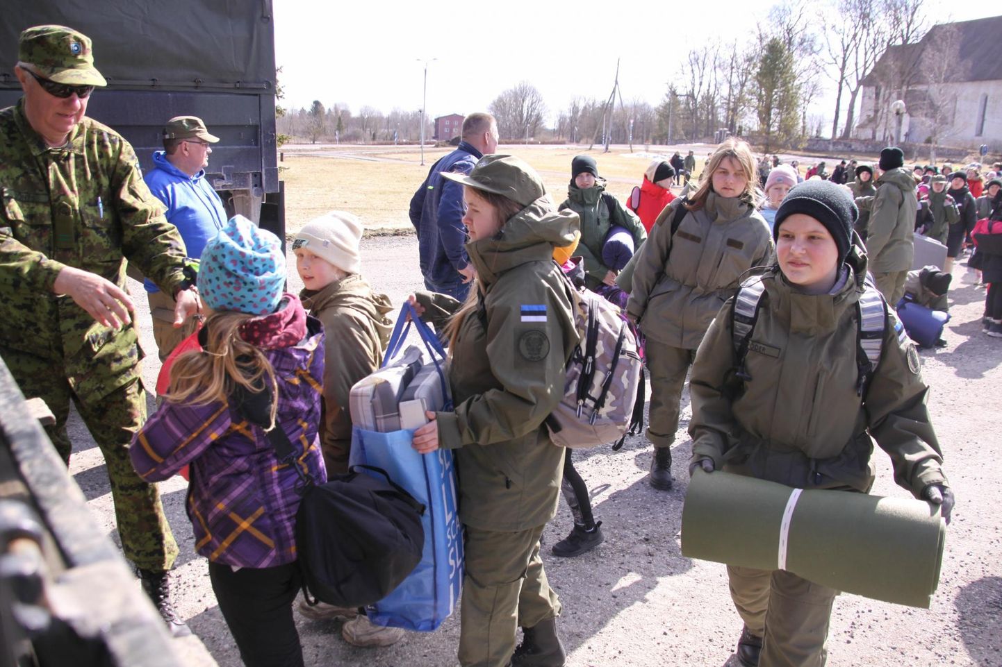 Aprillis korraldasid Järva naiskodukaitsjad praktilise evakuatsiooniõppuse, kus laagris olnud kodutütred sõidutati Peetrist Koigisse.