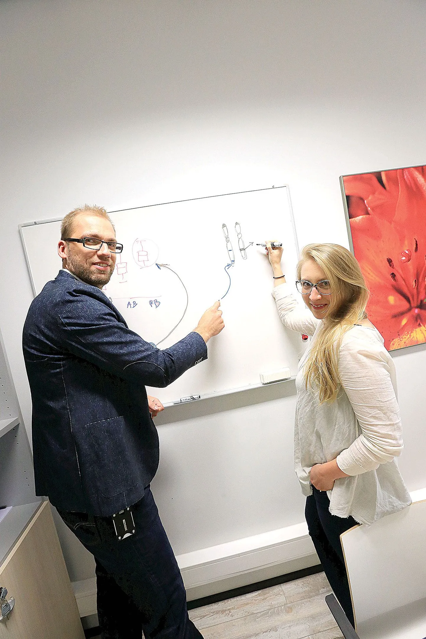 Geenifoorumi programmijuht Tõnu Esko tahvli ees koos Soome inimesegeneetiku Taru Tukiaineniga diskuteerimas inimese sugukromosoomide geneetika üle.