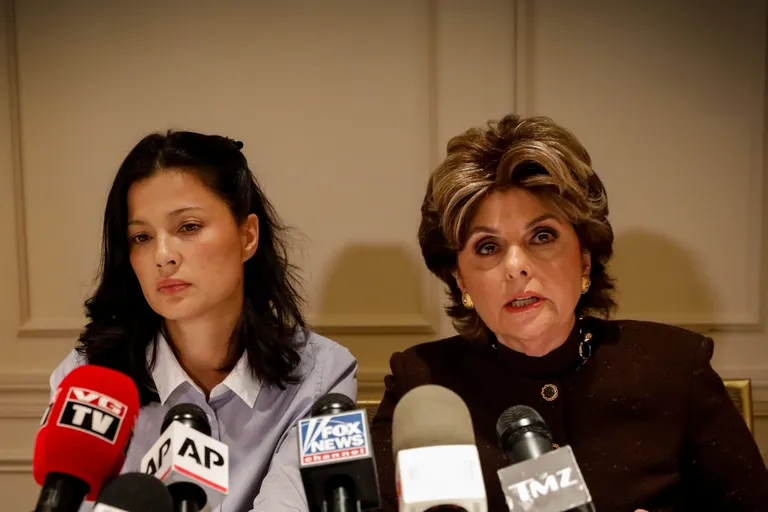 Natassia Malthe väite kohaselt vägistas Harvey Weinstein ta Londoni hotellis. Malthe ja ta advokaat Gloria Allred / BRENDAN MCDERMID/REUTERS/Scanpix