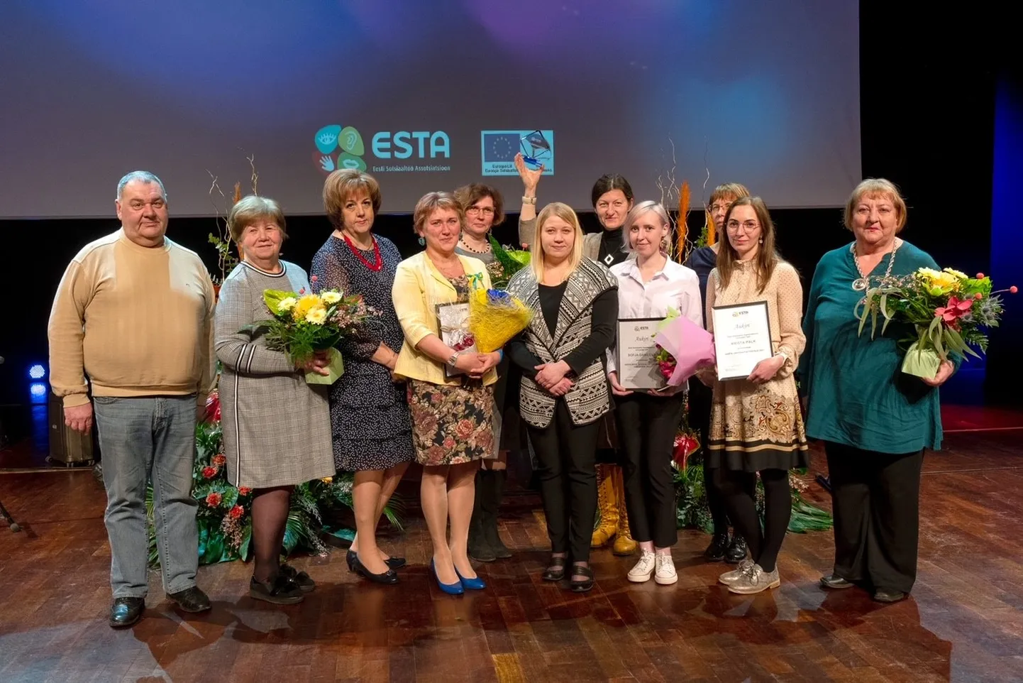 2021. aasta laureaatide ühisfoto Jõhvi Kontserdimajas toimunud sotsiaalvaldkonna töötajate tunnustamisürituselt