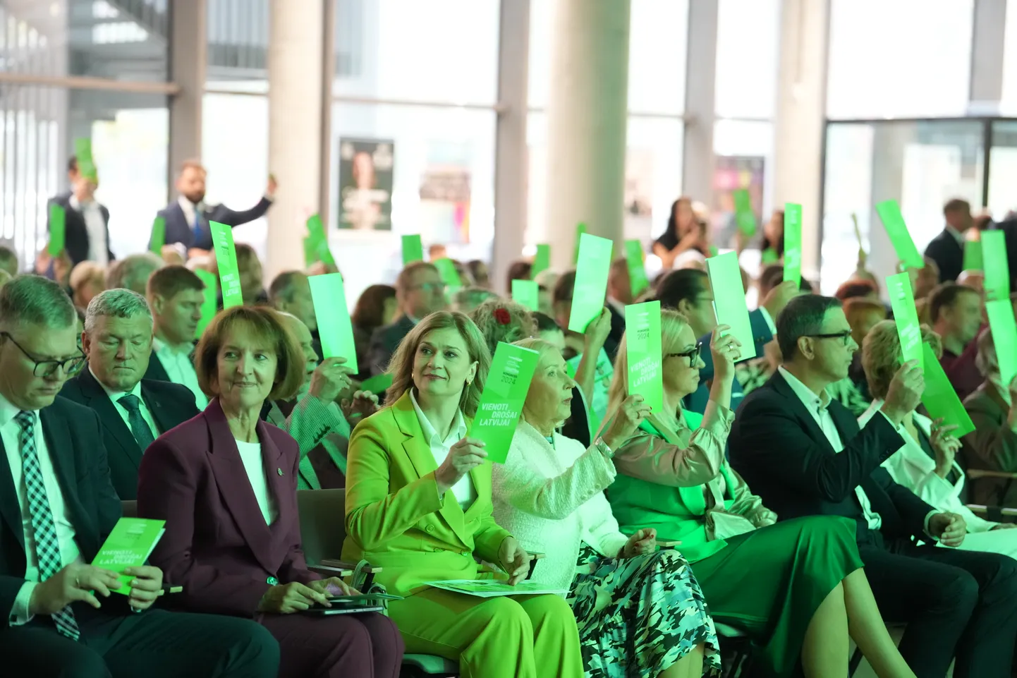 Partijas "Vienotība" kongress "Tālredzīgi Latvijas nākotnei", kurā diskutē par par drošību, ekonomisko izaugsmi, kā arī sabiedrības labklājību un veselību, kā arī norisinās partijas "Vienotība" ētikas komisijas vēlēšanas.