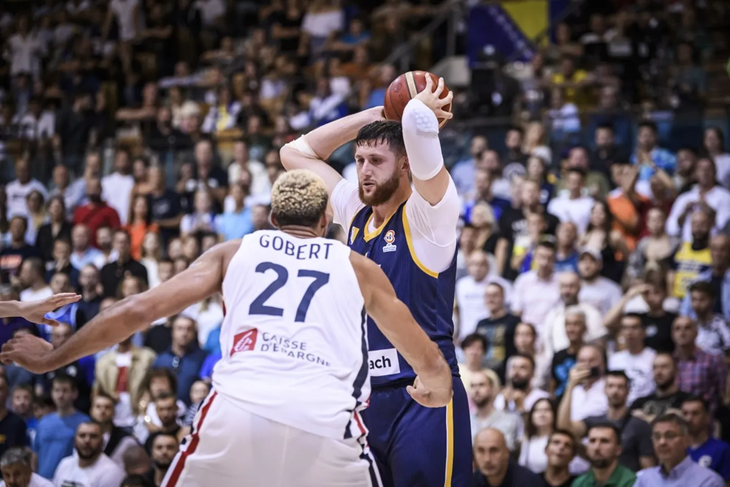 Bosnia ja Prantsusmaa kohtumise üks põnevamaid vastasseise toimus Jusuf Nurkici (palliga) ja Rudy Gobert'i vahel.