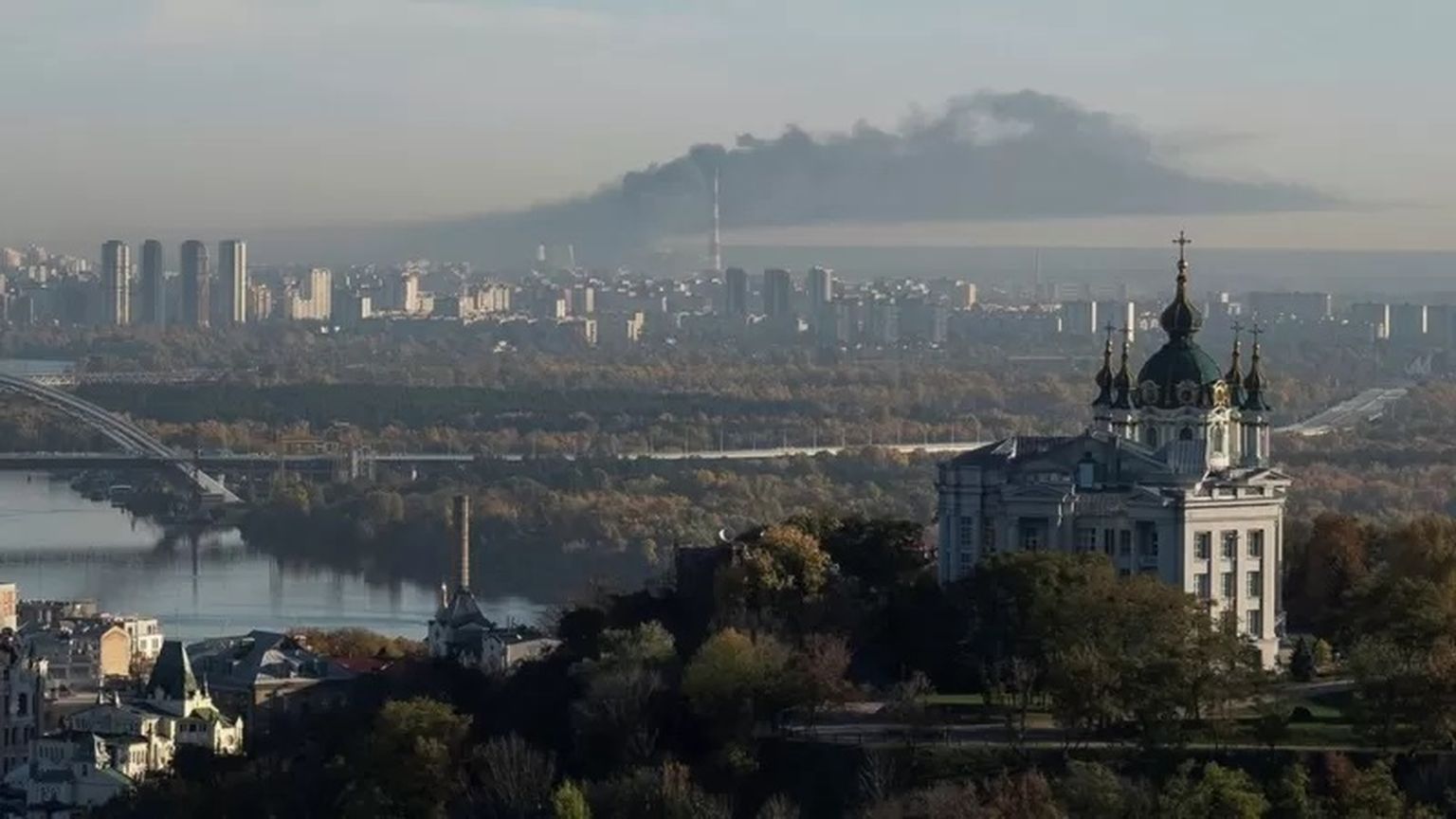 Дым над Киевом от обстрела ТЭЦ-6 на левом берегу города, 18 октября 2022 года