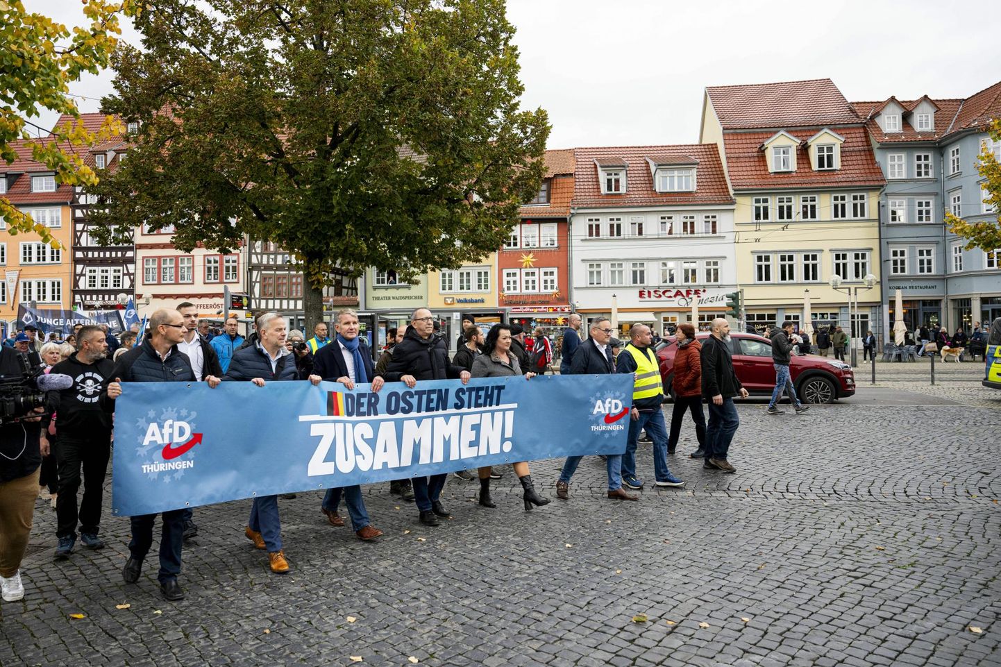Partei Alternatiiv Saksamaale toetajate demonstratsioon Tüüringi liidumaa pealinnas Erfurtis 28. oktoobril. «Ida seisab koos!» kuulutab sõnum erakonna liikmete plakatil. 