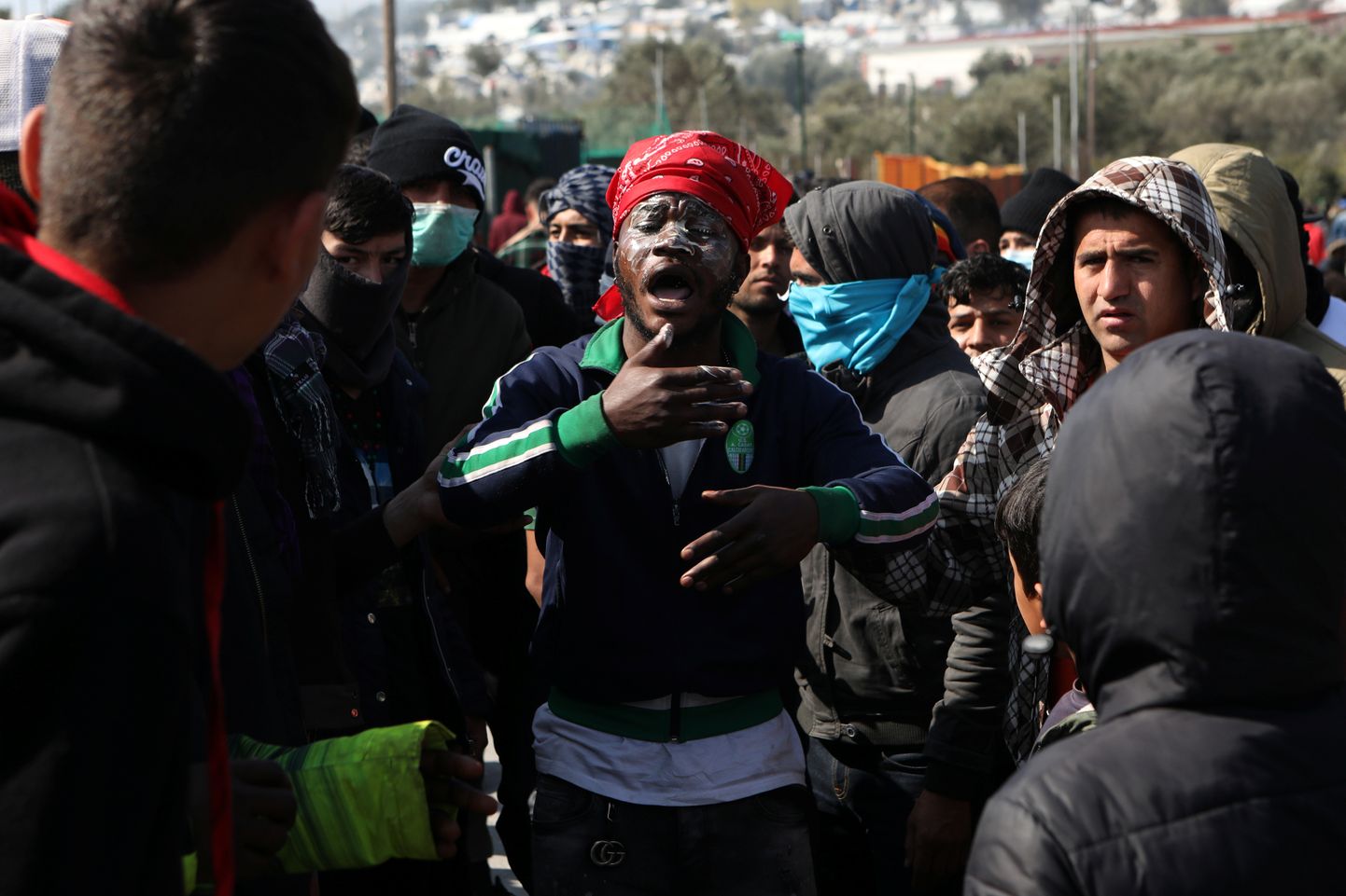 Migrandid Lesbosel põgenikelaagri lähedal meelt avaldamas.
