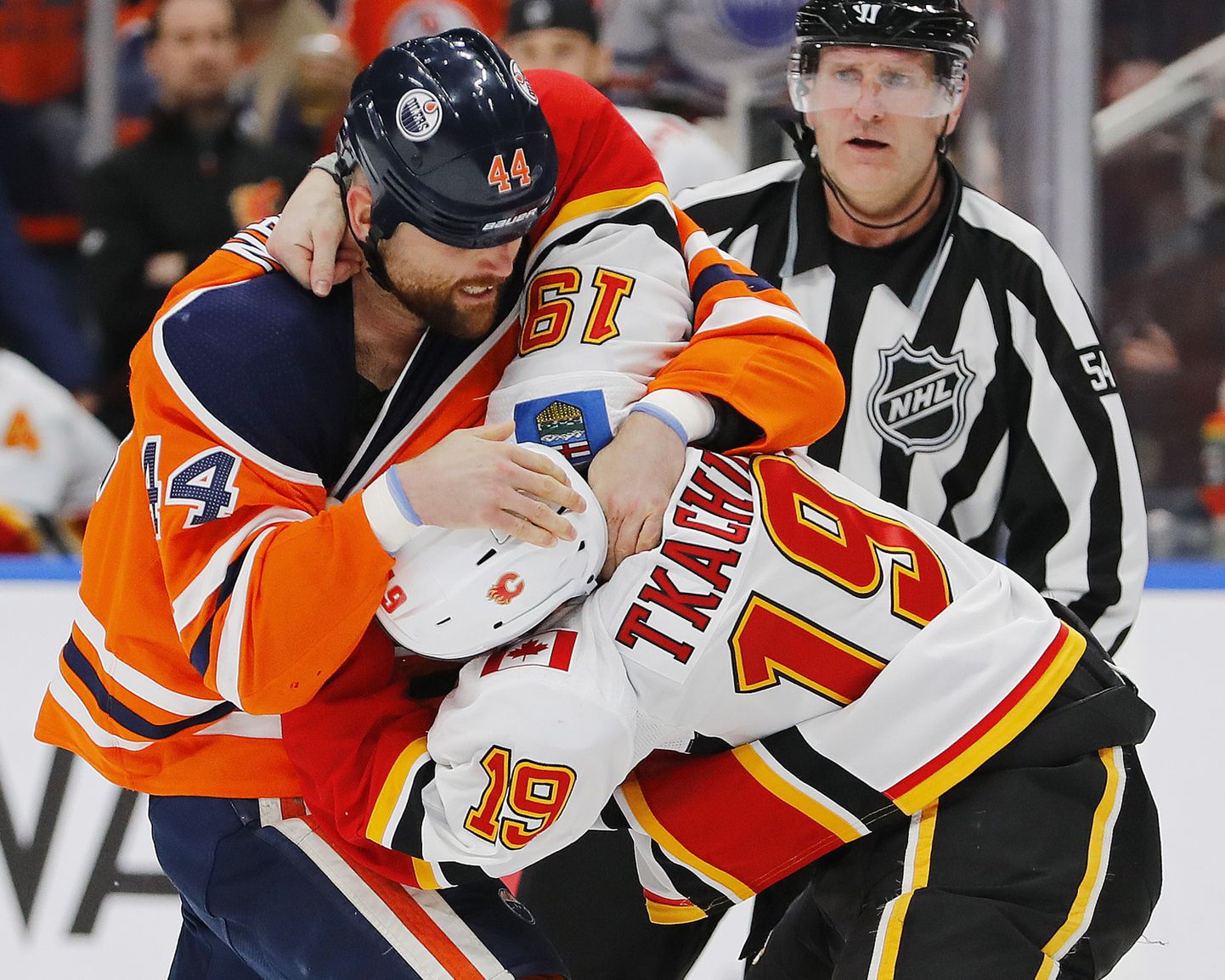 Edmonton Oilersi hokimees Zack Kassian (44) ja Calgary Flamesi jäähokimängija Matt Tkachuk (19) otsustasid jääareenil rusikatega selgeks teha, kes neist tugevam ja targem on.