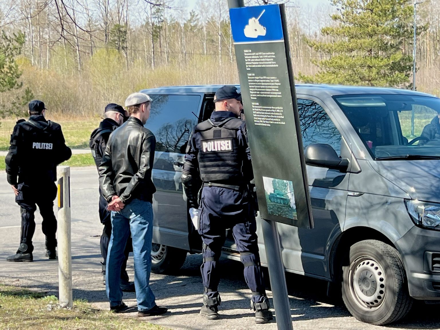 Politsei alustas Ida-Virumaal avalikus ruumis keelatud sümbolite kasutamise asjus 15 väärteomenetlust. See pilt on tehtud eile päeval Narva tankimonumendi juures.