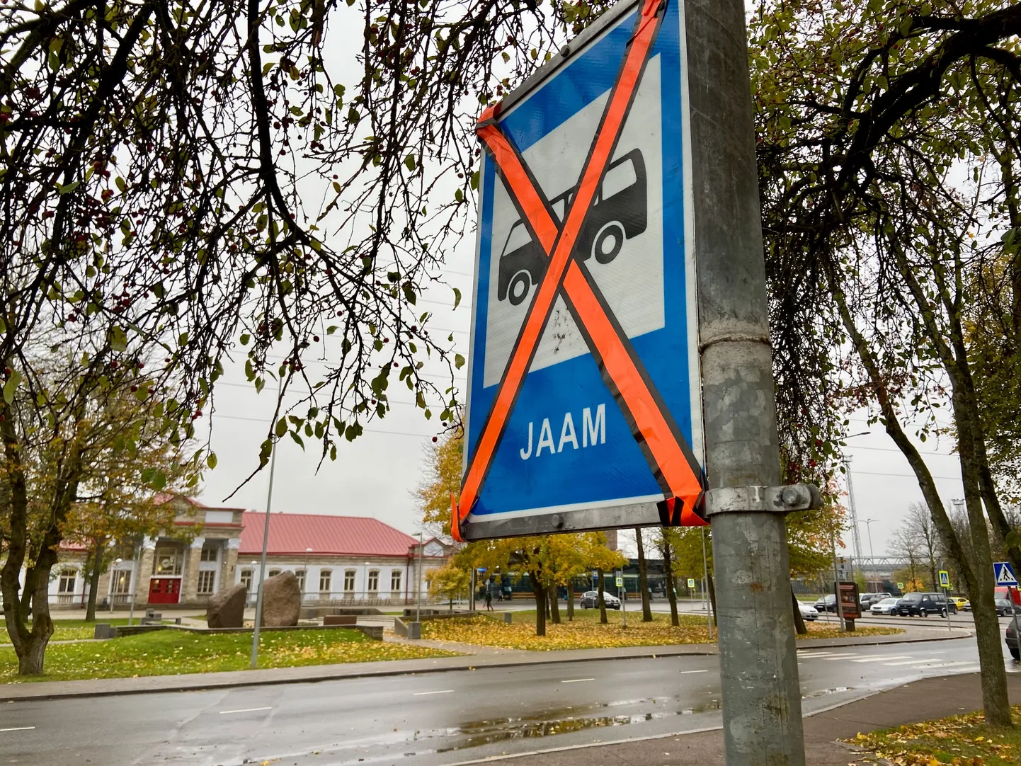 Автобусная остановка рядом с Нарвским железнодорожным вокзалом и автобусной станцией.