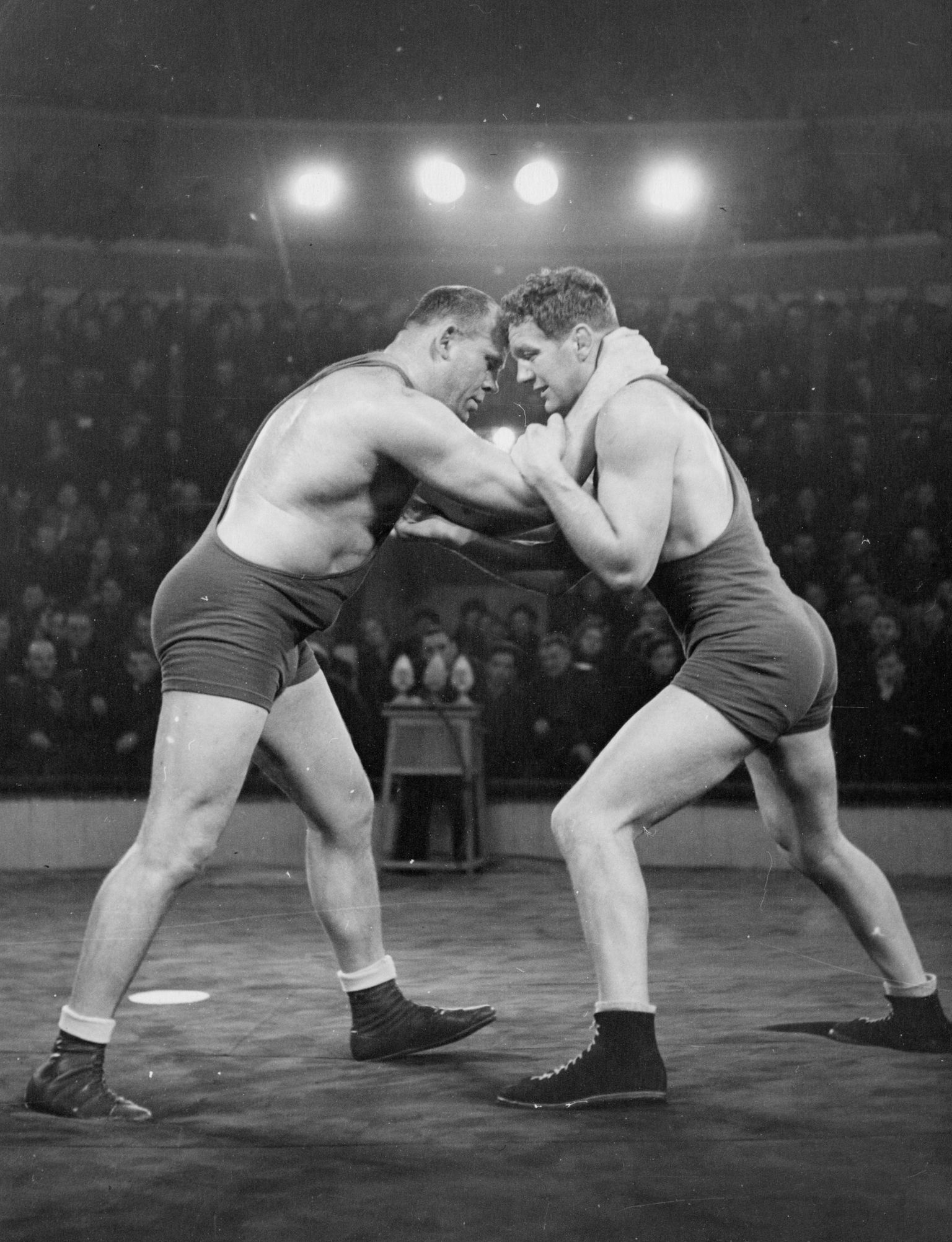 NSV Liit – Rootsi maavõistlus (1954). Johannes Kotkas (vasakul) on vastamisi kahekordse olümpiavõitja Bertil Antonssoniga.