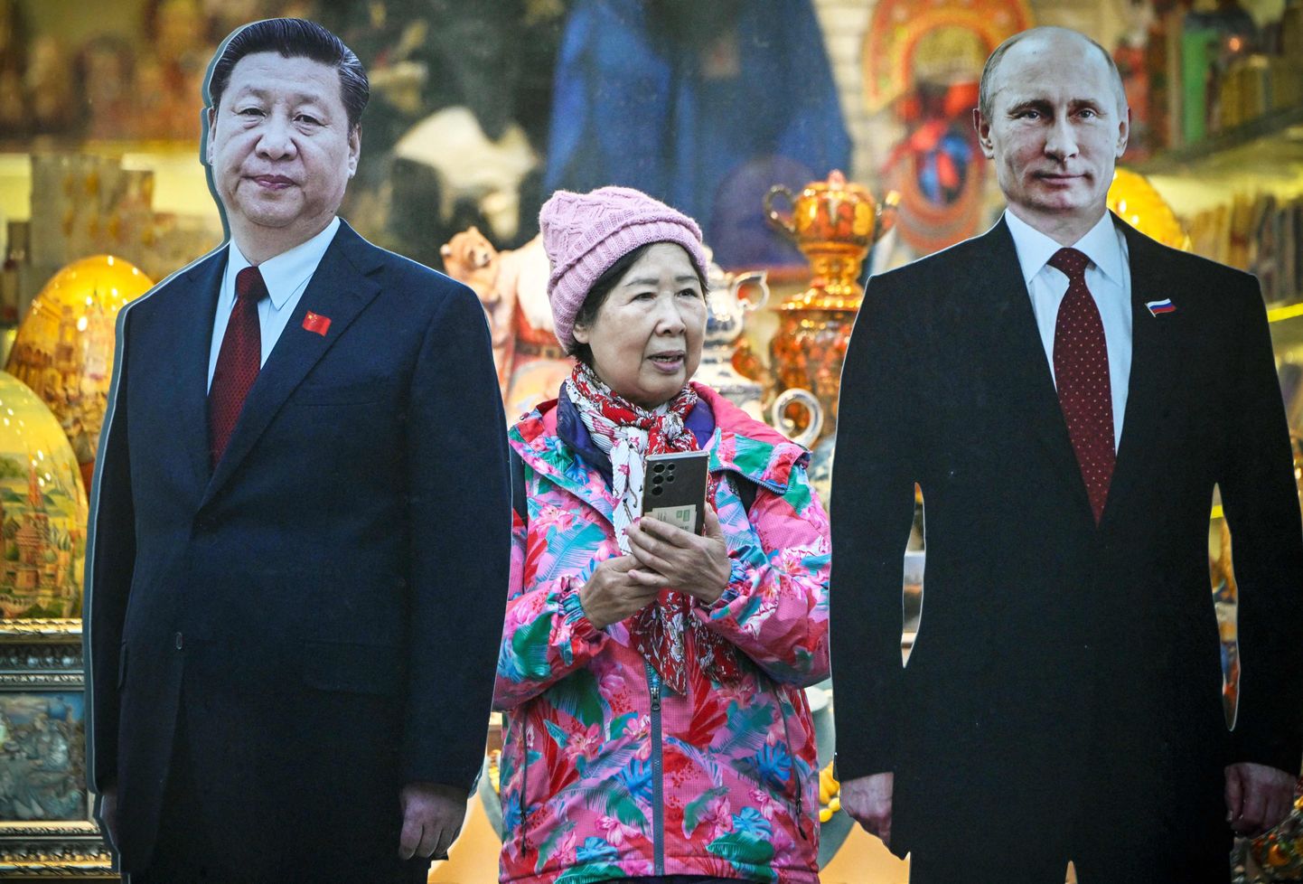 Turist telefoniga Hiina presidendi Xi Jinpingi (kurakätt) ja tema Vene ametivenna Vladimir Putini kujutiste vahel Arbatil 15. novembril 2023.