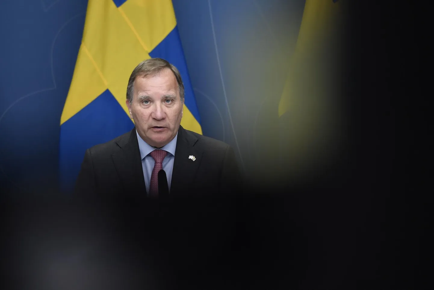 Rootsi peaminister Stefan Löfven teatas eilsel pressikonverentsil tagasi astumisest pärast umbusaldushääletuse kaotamist 21. juunil. Võimalusest kuulutada välja erakorralised valimised ta loobus, kuna ei pidanud õigeks hääletuse korraldamist keset pandeemiat vaid aasta enne korralisi valimisi.