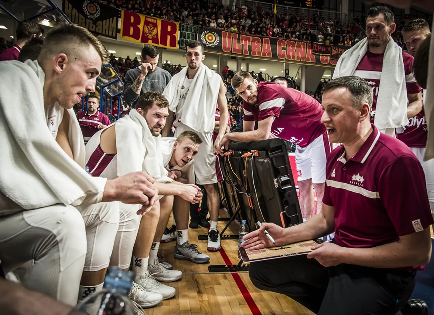 Arnis Vecvagars un Latvijas basketbola izlase.
