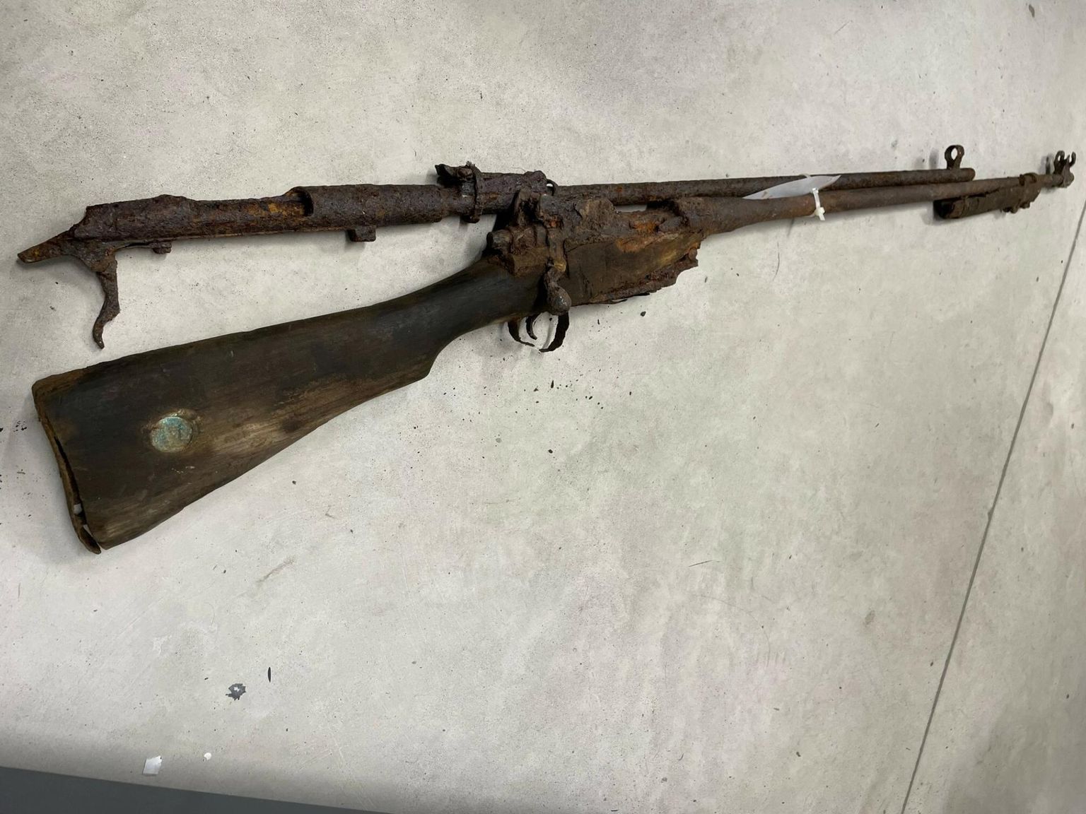 Pärnumaalt avastati oktoobris mitu juhuleidu. Pildil olev relv leiti Saarde vallast ühe vana hoone põranda alt.
