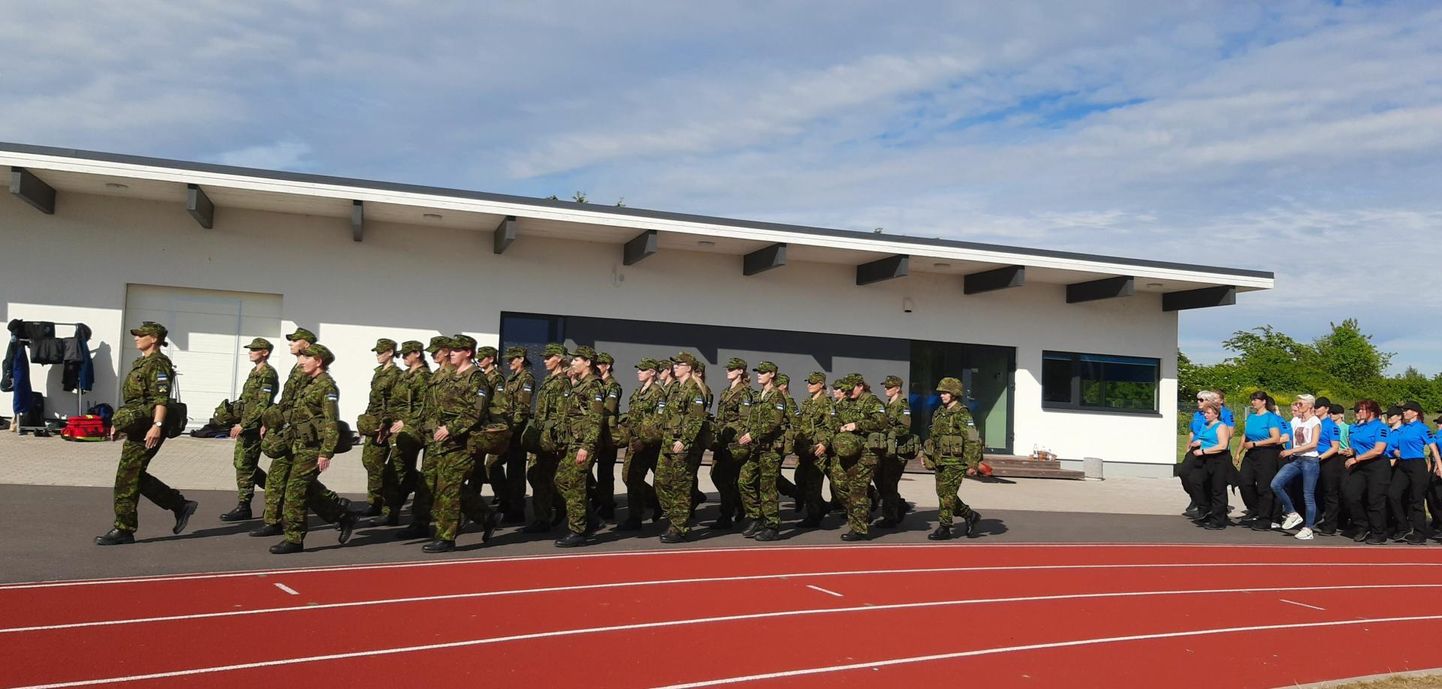 Pärnust sõitis Kuressaarde võidupüha paraadil osalema üle 180 kaitseliitlase, naiskodukaitsja, noorkotka ja kodutütre.