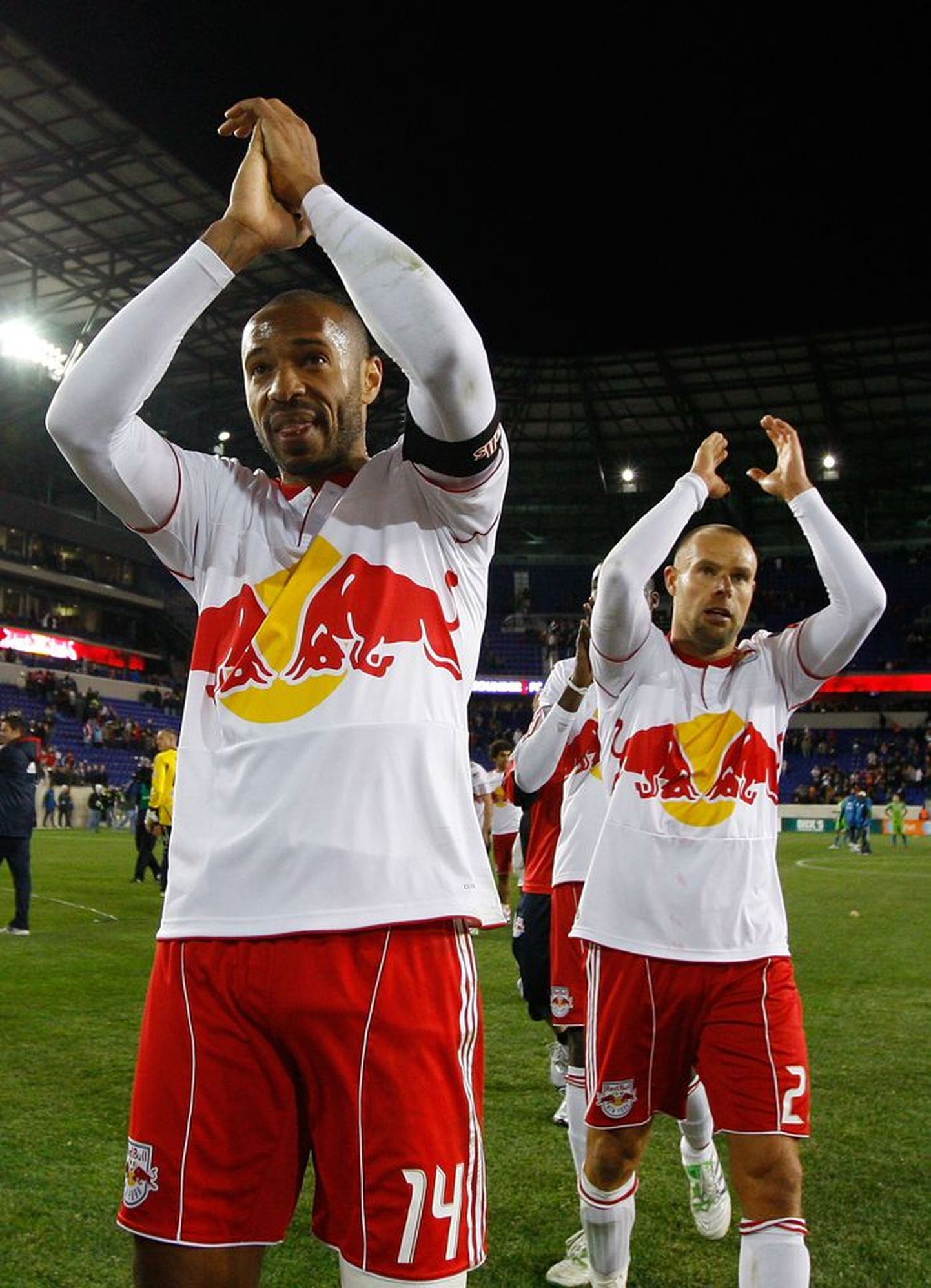 Joel Lindpere (paremal) ja Thierry Henryga New York Red Bullsi särgis