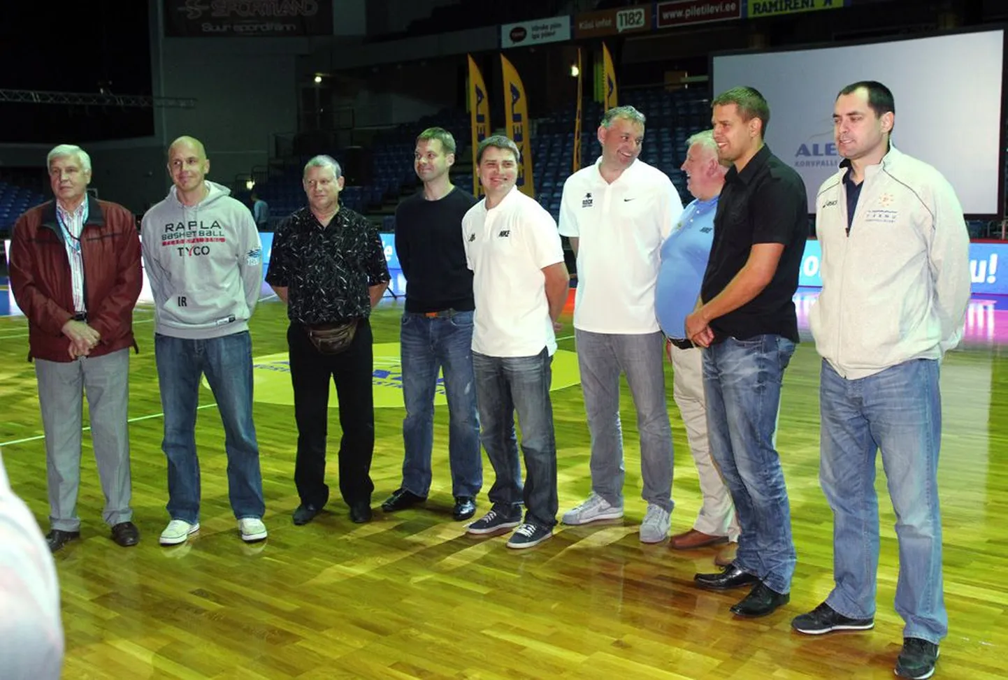 Veel on kõik rõõmsad – Eesti korvpalli meistriliiga meeskondade treenerid ja esindajad rivistusid eilsel hooaja avaüritusel sõbralikuks ühispildiks.