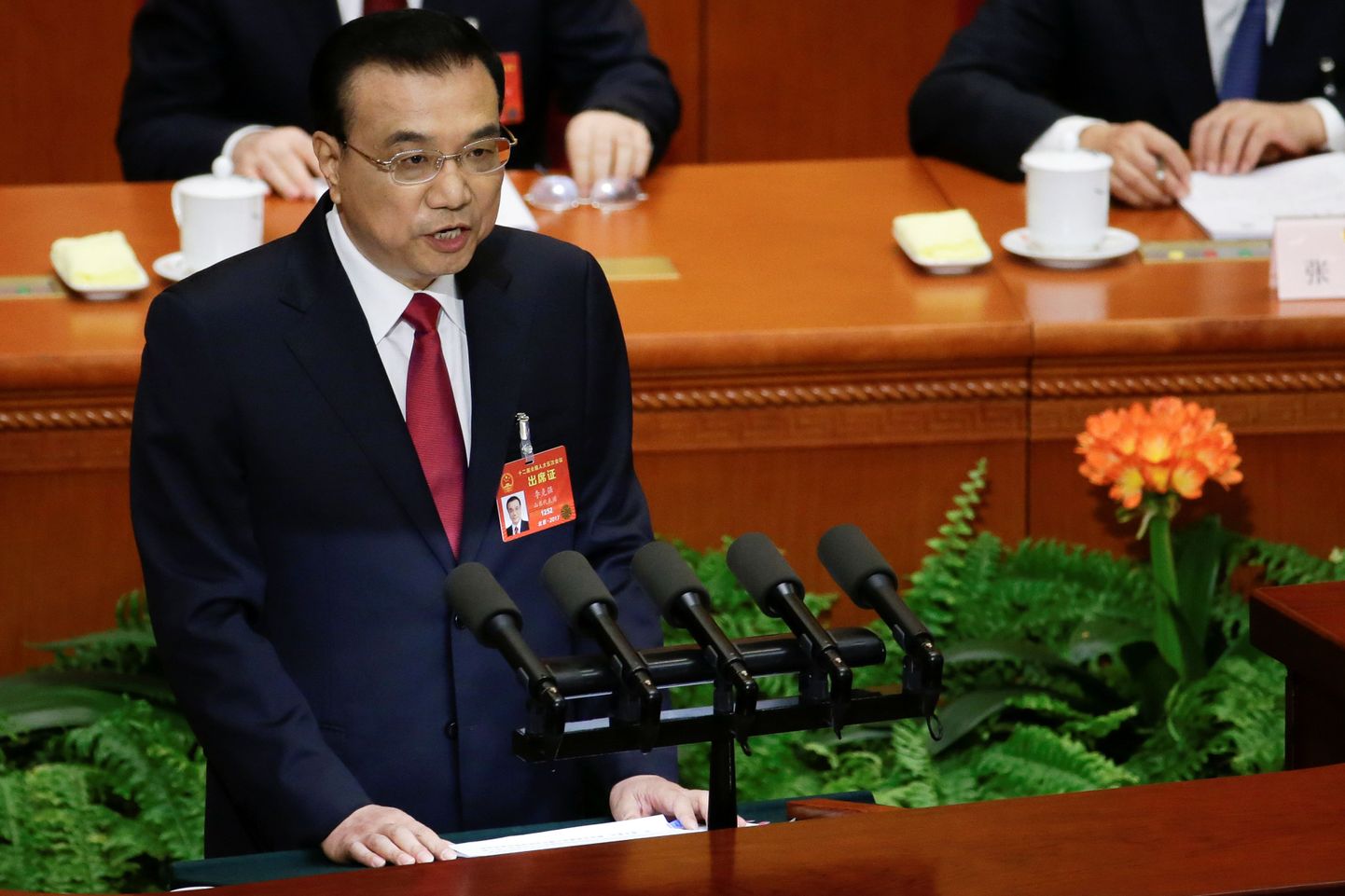Hiina peaminister Li Keqiang valitsuse tegevusest parlamendile aru andmas.