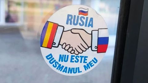 Eiropā parādās propagandas uzlīmes ar vēstījumu "Krievija nav mans ienaidnieks"