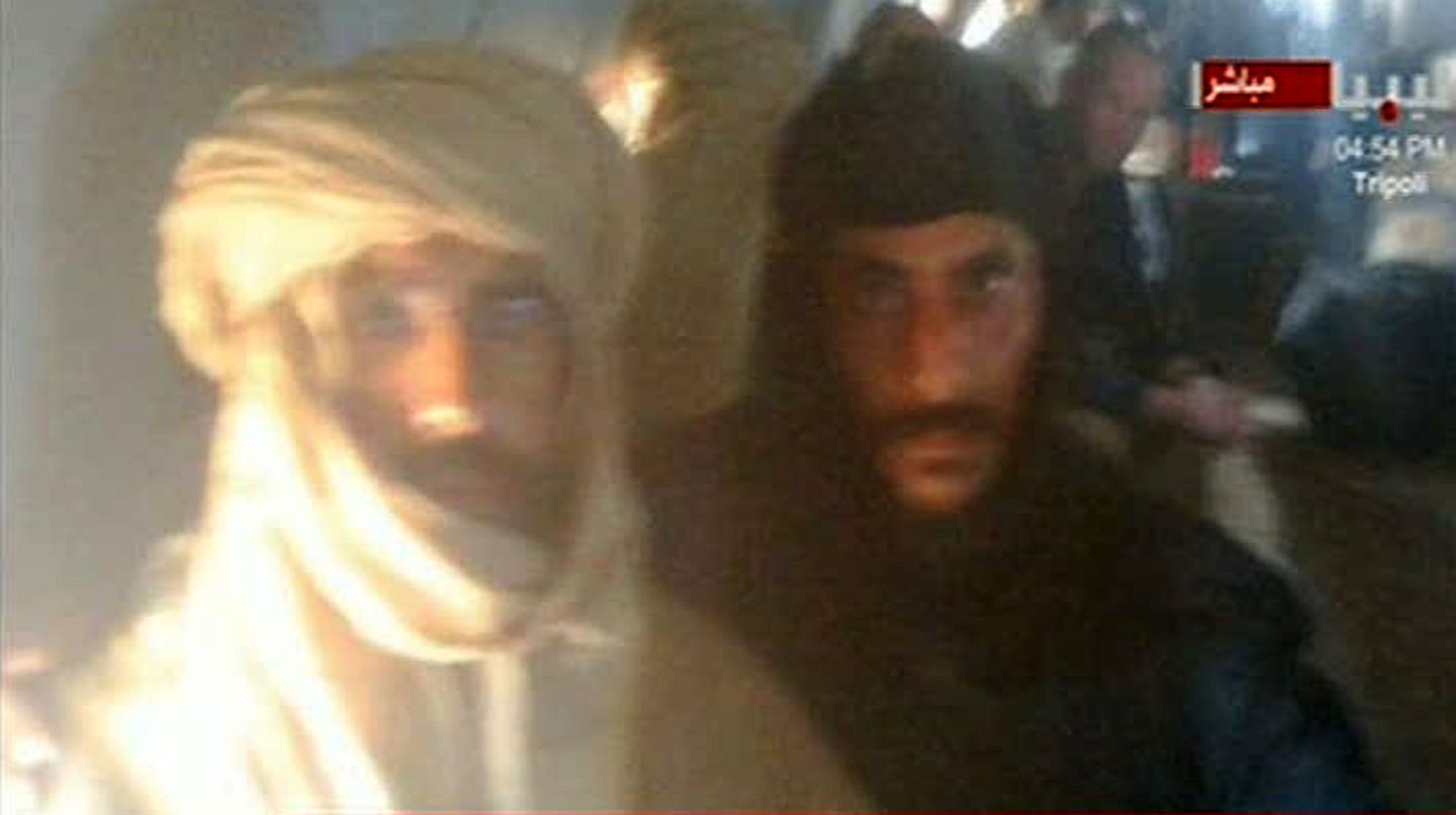 Liibüa telejaama pilt Saif al-Islamist  (vasakul) koos üleminekuvalitsuse sõduriga.