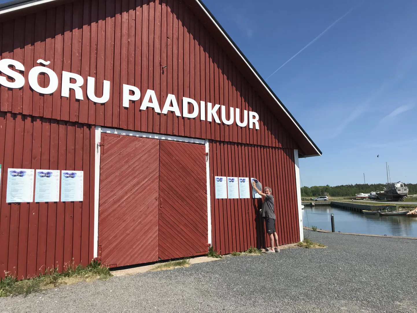 Sõru Jazzi peakorraldaja Guido Kangur korraldamas.
