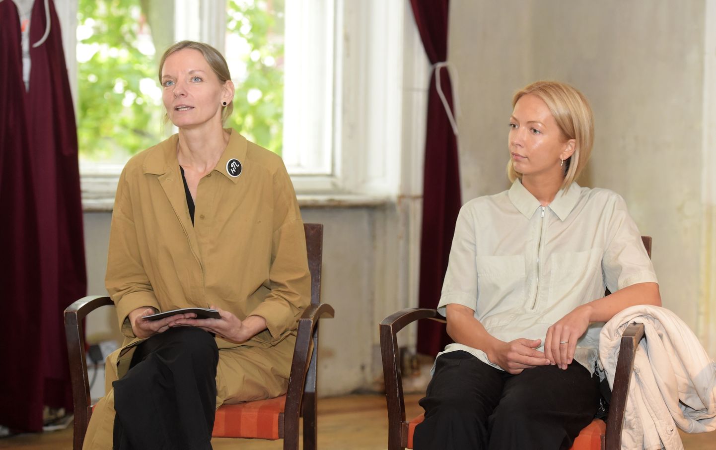Festivāla direktore Gundega Laiviņa (no kreisās) un scenogrāfe Paulīne Kalniņa piedalās preses konferencē, kurā informē par starptautisko jaunā teātra festivālu "Homo Novus".