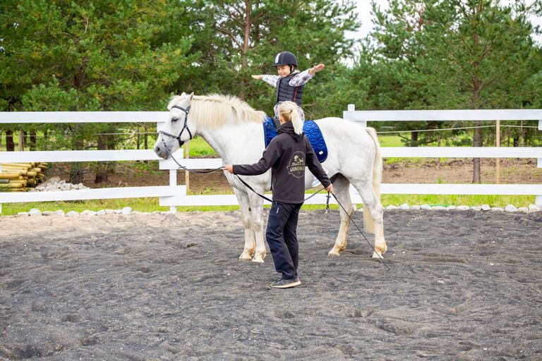 10aastane Jeteri pole varem hobuse selga saanud, aga õpib Marleen Tiiriku juhendamisel kiiresti harjutusi tegema.