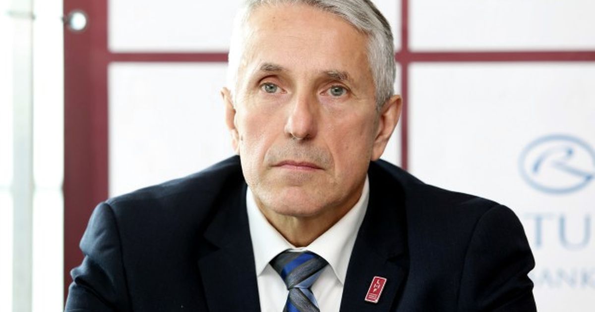 Боб хартли улыбается. Хартли тренер авангарда. Боб хартли авангард. Хартли тренер авангарда. Боб хартли тренер.