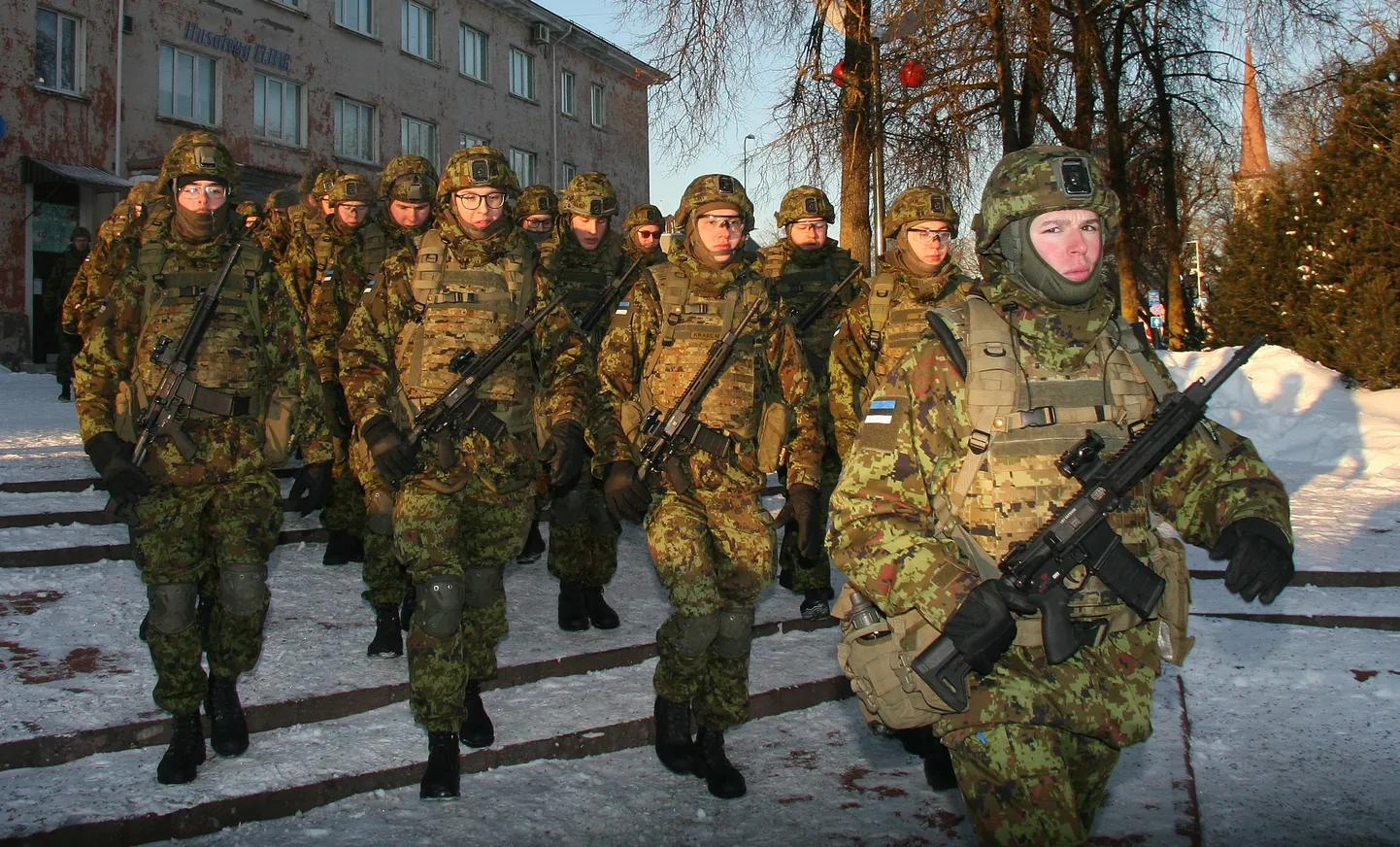 Бойцы Вируского пехотного батальона выходят на центральную площадь Йыхви.