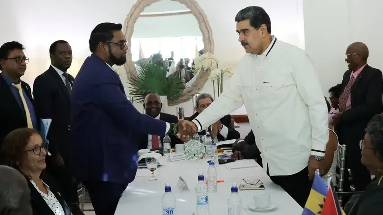 рфан Али, президент Гайаны (слева), и президент Венесуэлы Николас Мадуро договорились не применять силу, но напряженность сохраняется
